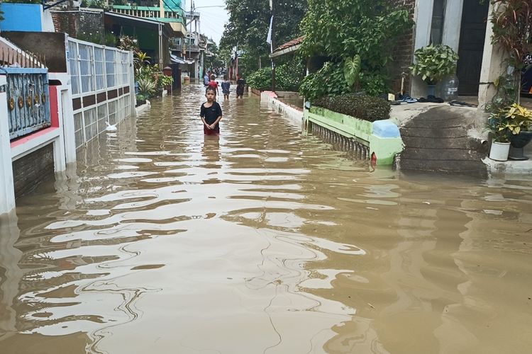 Banjir luapa sungai Citarum kembali melanda Kampung Bojongasih, Desa Dayeuhkolot, Kecamatan Dayeuhkolot, Kabupaten Bandung, Jawa Barat pada Jumat (1/12/2023)