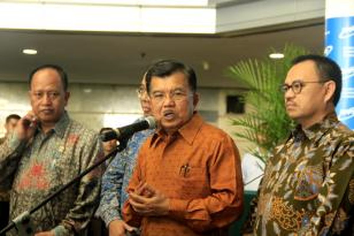 Wakil Presiden RI Jusuf Kalla memberikan konferensi pers, usai penandatanganan kerjasama antara BPPT, Kementerian ESDM, dan PT Pertamina (Persero), Jakarta, Senin (10/8/2015). Pemerintah menargetken porsi energi baru terbarukan pada 2025 mencapai 17 persen dari total bauran energi.
