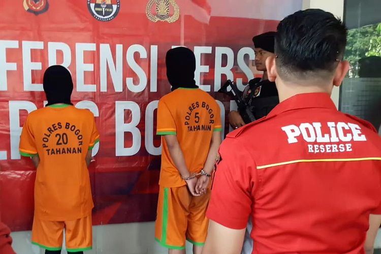 Aparat Kepolisian Resort Bogor (Polres Bogor) mengungkap pelaku praktik prostitusi online berinisial Y (28) dan GG (29) dengan modus menjajakan gadis perawan dengan tarif jutaan rupiah, di salah satu hotel kawasan Sentul City, Babakan Madang, Bogor, Jawa Barat, Rabu (23/10/2019).