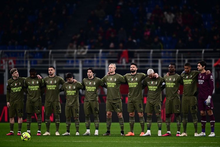 Para pemain AC Milan mengheningkan cipta untuk memberi penghormatan kepada para korban gempa Turki dan Suriah sebelum laga melawan Torino di San Siro, Sabtu (11/2/2023) dini hari WIB. Duel Milan vs Torino tuntas dengan skor 1-0. Artikel ini memuat klasemen Liga Italia. (Foto oleh Marco BERTORELLO / AFP)