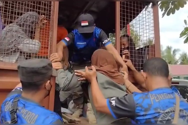 Puluhan pemulung yang biasa mangkal di lampu merah terjaring razia yang dilakukan Satuan Polisi Pamong Praja (Satpol PP) Kota Baubau, Sulawesi Tenggara, Jumat (2/9/2022).