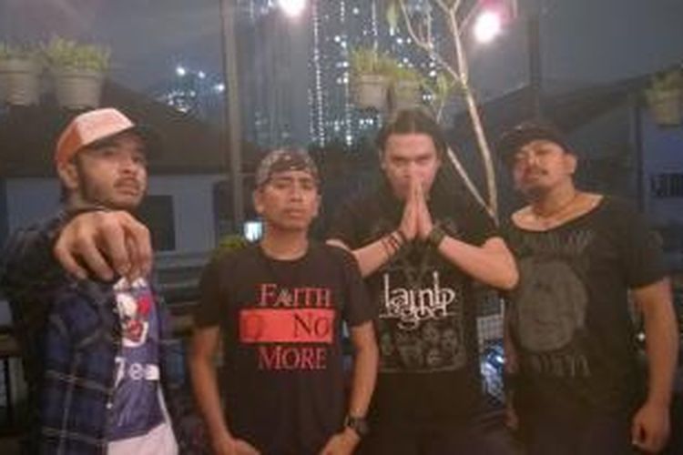 Para personel OMNI (kiri ke kanan), Romi Sophiaan (bas), Amank Syamsu (vokal), Ryan Bamiftah (drum), dan Rully Worotikan (gitar) diabadikan usai berbincang dengan Kompas.com di kawasan Kemang, Jakarta Selatan, Kamis (7/5/2015).