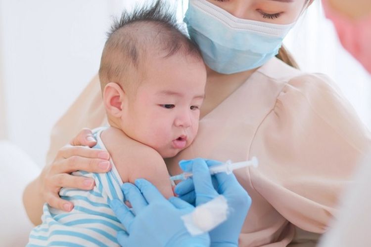 Ilustrasi imunisasi anak. Jangan biarkan anak bertaruh nyawa demi mitos! IDAI ungkap daftar imunisasi wajib 2026 yang jadi benteng perlindungan anak.