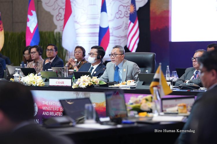 Mendag RI menyampaikan terima kasih kepada para menteri karena telah memberikan dukungan terhadap tujuh Capaian Prioritas Ekonomi ASEAN di bawah lingkup AEM/Kementerian Perdagangan yang memberikan dampak yang sangat besar bagi peningkatan ekonomi di kawasan.
