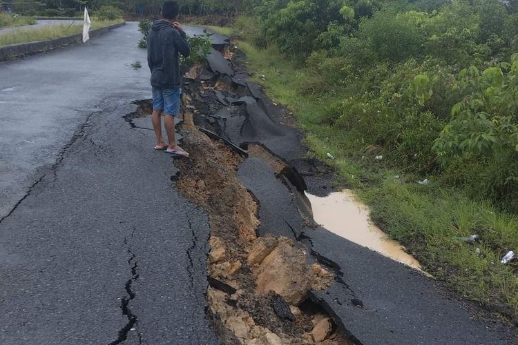 Kondisi jalan protokol di Nunukan Kaltara yang rusak akibat hujan deras 