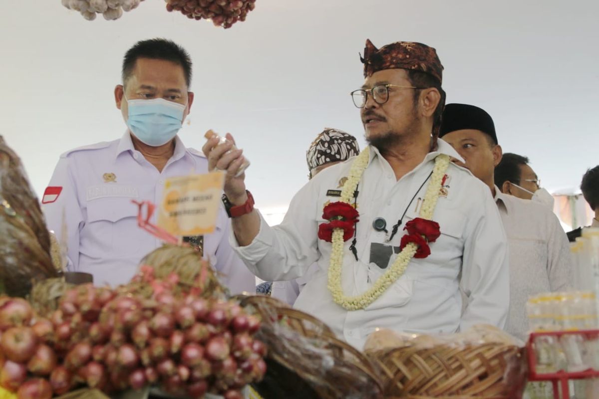 Menteri Pertanian Syahrul Yasin Limpo melihat produk pangan lokal di Surabaya, Jawa Timur yang nantinya akan diekspor ke berbagai negara, Kamis (4/11/2021).