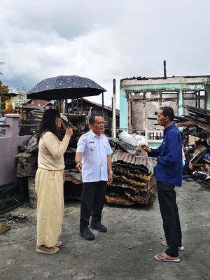 Wakil Bupati Bulungan, Kilat, meninjau lokasi kebakaran rumah di Jalan Semangka, Gang Marudung RT.026 RW.010, Tanjung Selor, Kalimantan Utara, Jumat (15/8/2025), sekitar pukul 12.40 Waktu Indonesia Tengah (Wita).
