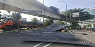 Update Kecelakaan di Flyover Tomang: Besi 30 Ton Masih Berserakan, Lalin Macet, Tol Ditutup