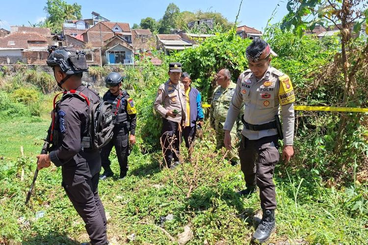 Anak-anak di Garut Temukan Benda Diduga Mortir, Sempat Digendong Seperti Bayi