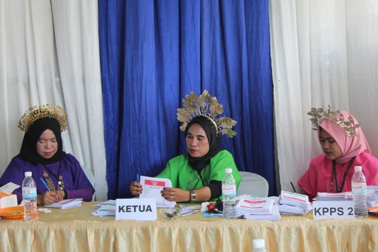 Petugas pemungutan suara di TPS 021 Kota Karang, Kota Bandarlampung yang juga dikenal sebagai kampung nelayan menggunakan pakaian adat Bugis dalam Pemilu 2024 di Bandarlampung, Rabu (14/2/2024). 