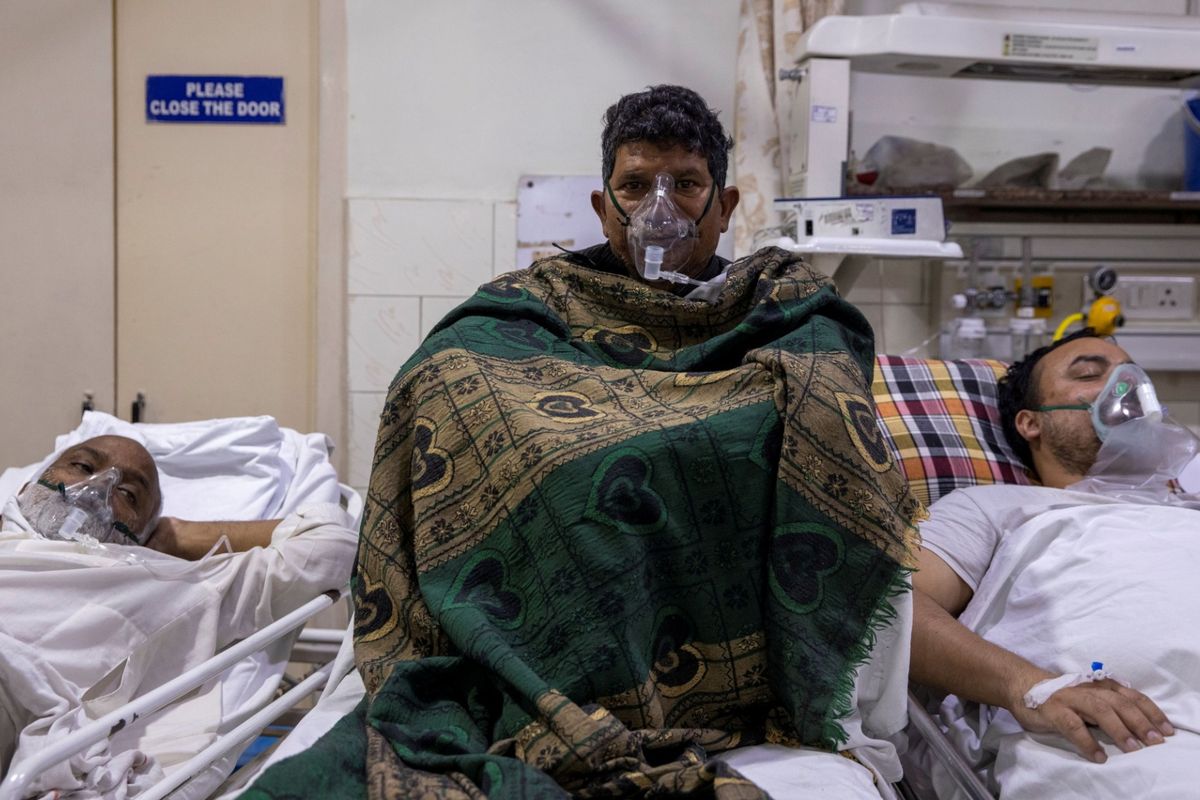 Pasien yang menderita penyakit coronavirus (COVID-19) menerima perawatan di dalam bangsal gawat darurat di Rumah Sakit Keluarga Suci di New Delhi, India, Kamis (29/4/2021).