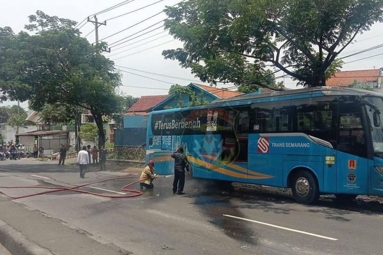 Bus Trans Semarang terbakar gara-gara sampah plastik. Selasa (25/10/2022)
