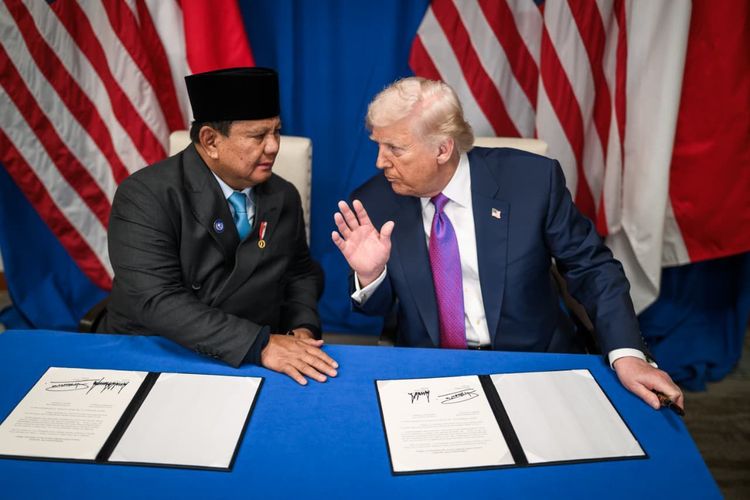 Presiden Prabowo Subianto dan Presiden AS Donald Trump berbincang di sela-sela penandatanganan Perjanjian Tarif Resiprokal (Agreement on Reciprocal Trade/ART) di Washington DC, AS, Kamis (19/2/2026) waktu setempat. 