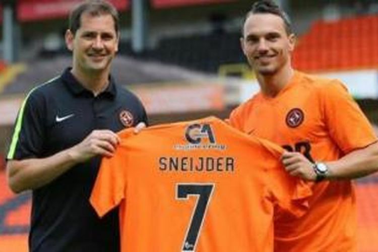 Gelandang asal Belanda, Rodney Sneijder (kanan), resmi menjadi pemain Dundee United. 