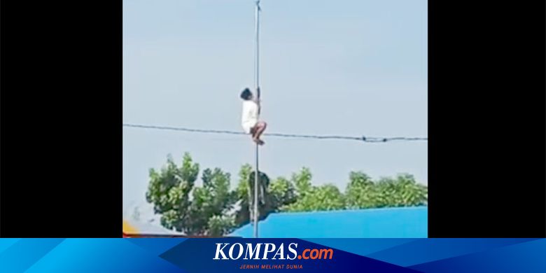Heroik, Masih Pakai Sarung dan Peci, Anak Ini Panjat Tiang Bendera Saat Upacara Hari Santri