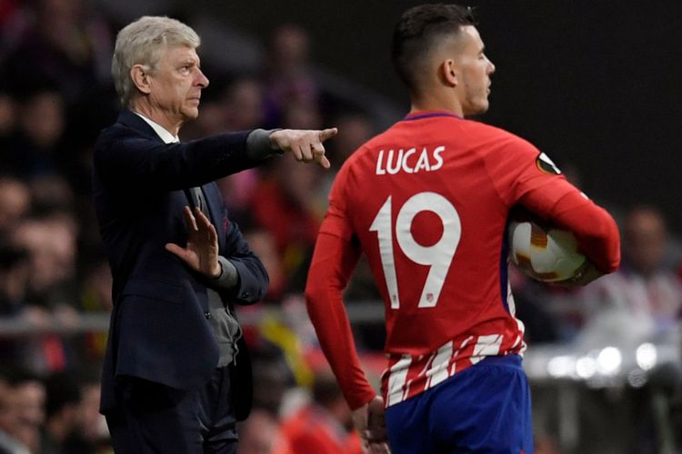 Arsene Wenger tampak memberi instruksi di dekat Lucas Hernandez pada pertandingan semifinal Liga Europa antara Atletico Madrid dan Arsenal di Stadion Wanda Metropolitano, Kamis (3/5/20