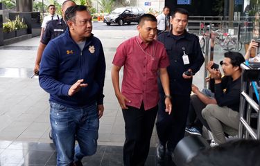 Ekspresi Bupati Pakpak Bharat Saat Tiba di Gedung KPK