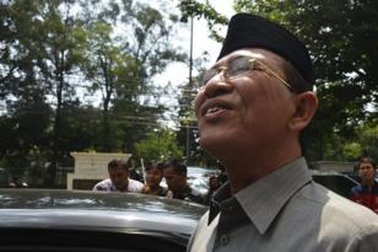Menteri Agama Suryadharma Ali meninggalkan Kantor Kementrian Agama, Jakarta, Jumat (23/5). Suryadharma ditetapkans sebagai tersangka dalam kasus dugaan korupsi terkait penyelenggaraan haji 2012/2013. Meski telah ditetapkan sebagai tersangka, Suryadharma belum menyatakan mundur dari jabatan menteri.  