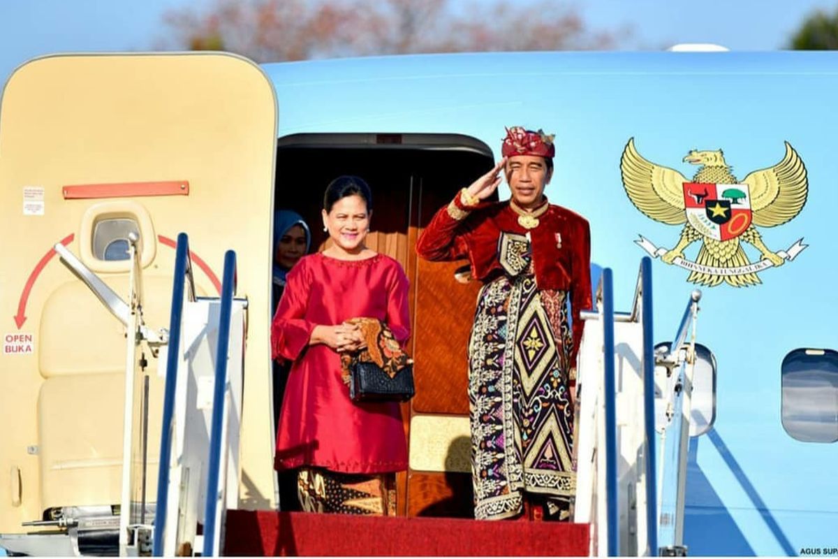 Joko Widodo and Iriana arrive in Bali for the 5th PDI-P Congress.