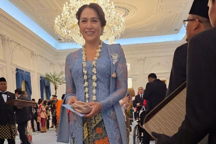 Busana Kartika Sari Dewi saat menghadiri upacara di Istana Merdeka, Jakarta.
