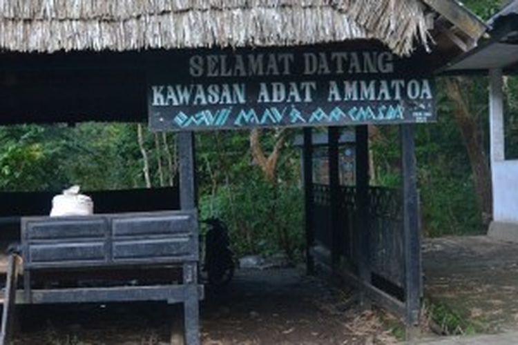 Gerbang Masuk desa adat Ammatoa, Desa Tana Towa Kecamatan Kajang, Kabupaten Bulukumba, Sulawesi Selatan.