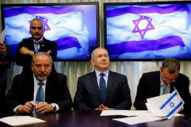 Avigdor Lieberman (kiri) dan Benjamin Netanyahu (tengah) bertemua di Jerusalem, Rabu (25/52016).