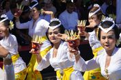 Nusa Penida Festival 2025 Resmi Dibuka, Puluhan Penari Pendet Pasepan Warnai Pesisir Batununggul