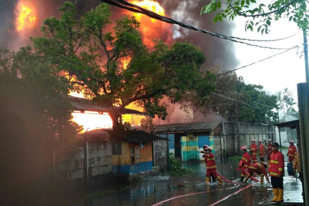 Kebakaran di pabrik tiner, PT Mustika Caraka Laksana, Tangerang, Jumat (17/11/2017).