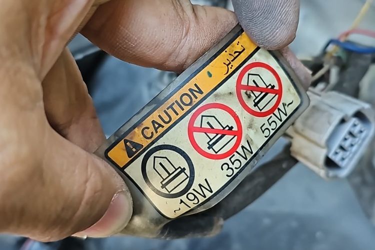 Label pada kabel lampu di mobil Toyota