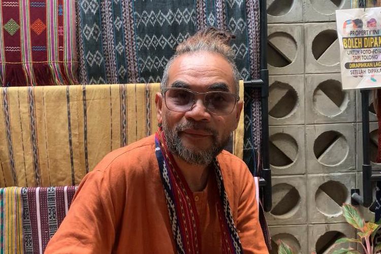 Musisi Neo Tradisi asal Nusa Tenggara Timur, Ivan Nestorman, saat ditemui di Kemang, Jakarta Selatan, Rabu (11/10/2023).  