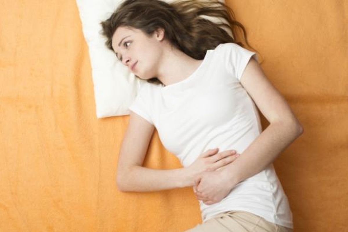 Ilustrasi posisi tidur untuk mengurangi nyeri haid.