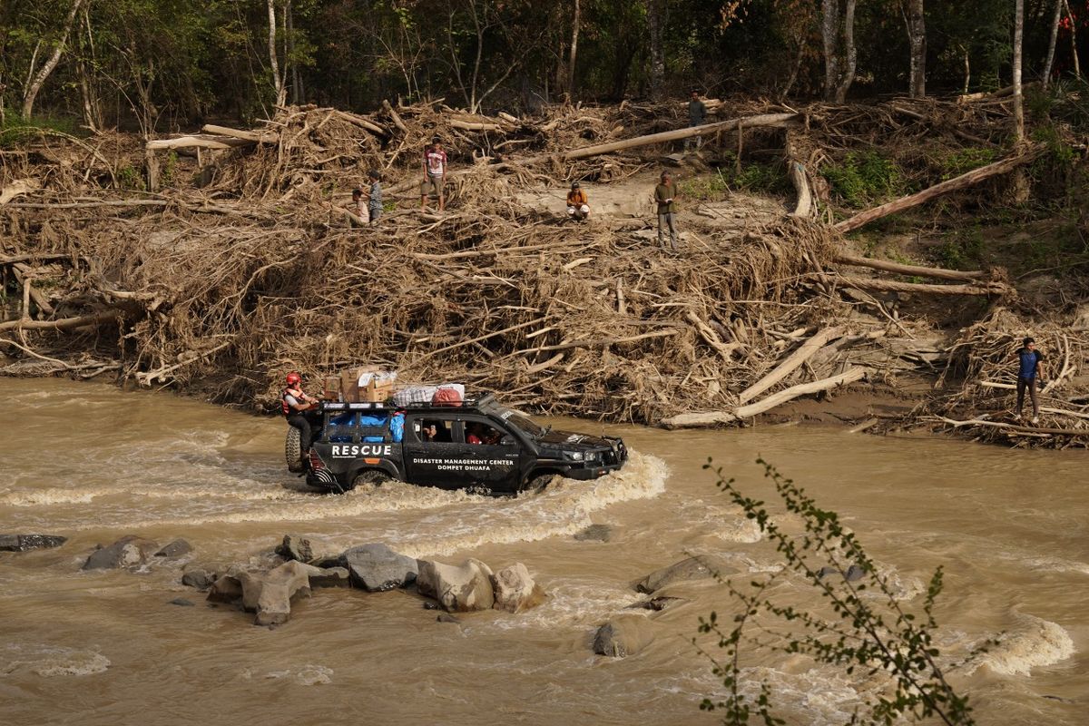Perjuangan tim Dompet Dhuafa dan Is Pusakata saat menerjang Sungai Kalaili demi mengantar amanah bantuan di Linge, Aceh Tengah, Selasa (20/1/2026).
