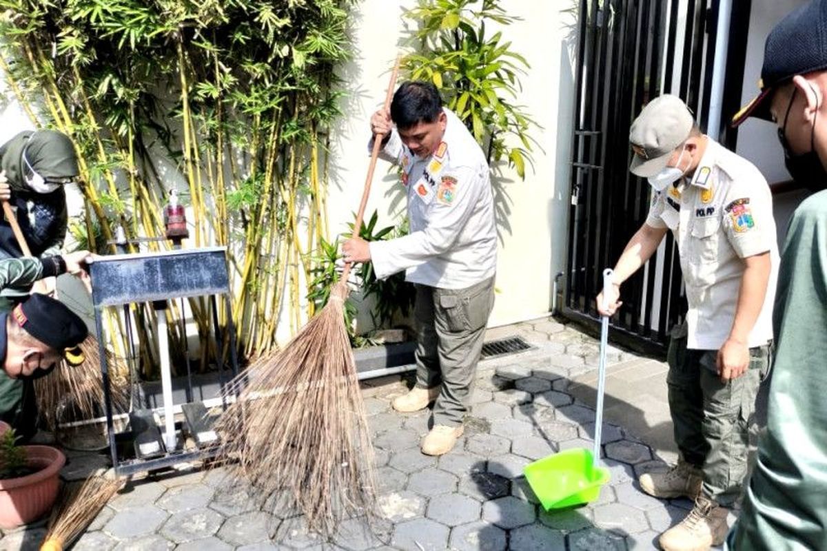 Petugas Satuan Polisi Pamong Praja (Satpol PP) Jakarta Pusat menggelar kegiatan bersih-bersih gereja menyambut Natal 2022 di Gereja Kristen Indonesia (GKI) Menteng, Jakarta Pusat, Rabu (21/12/2022). 