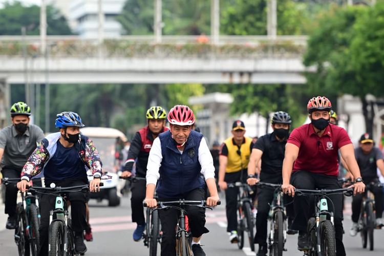 Presiden Jokowi bersepeda di kawasan CFD Sudirman-Thamrin, DKI Jakarta, pada Minggu (15/1/2023) pagi. Aksi Jokowi yang menghampiri warga di CFD Jakarta membuat sejumlah pengunjung kaget. 