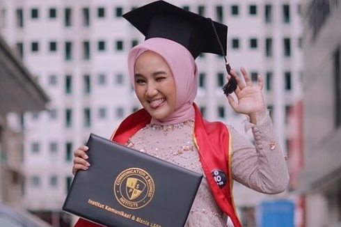 Pamer Foto Pakai Topi Toga, Fatin Shidqia Lubis Bersyukur Akhirnya Jadi Sarjana