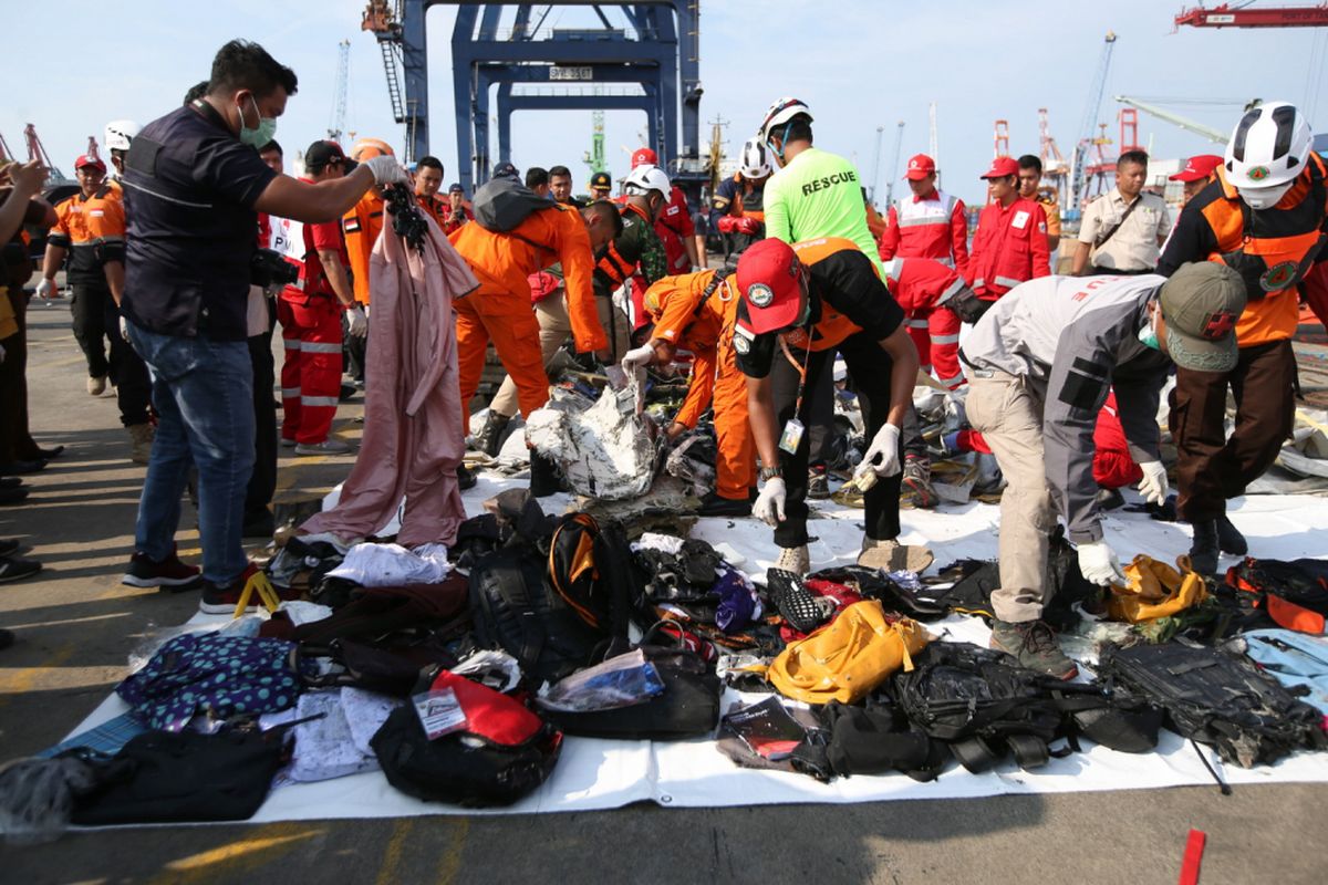 Petugas memilah serpihan pesawat dan barang penumpang pesawat Lion Air JT 610 di Dermaga JICT 2, Tanjung Priok, Jakarta Utara, senin (29/10/2018). Pesawat Lion Air JT 610 rute Jakarta-Pangkal Pinang jatuh di perairan Pantai Karawang, Jawa Barat. 