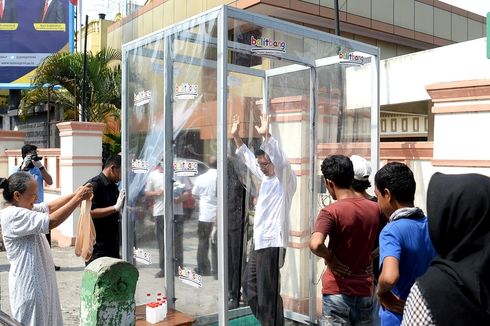 Di Banyuwangi, Dompet Dhuafa Hadirkan Bilik Disinfektan “Drive Thru” Bagi Ojek Online