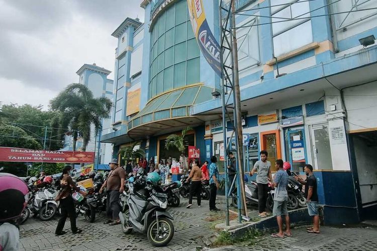Suasana usai baliho di dinding ADA Swalayan Siliwangi Semarang menimpa pembeli di parkiran, Jumat (23/12/2022).