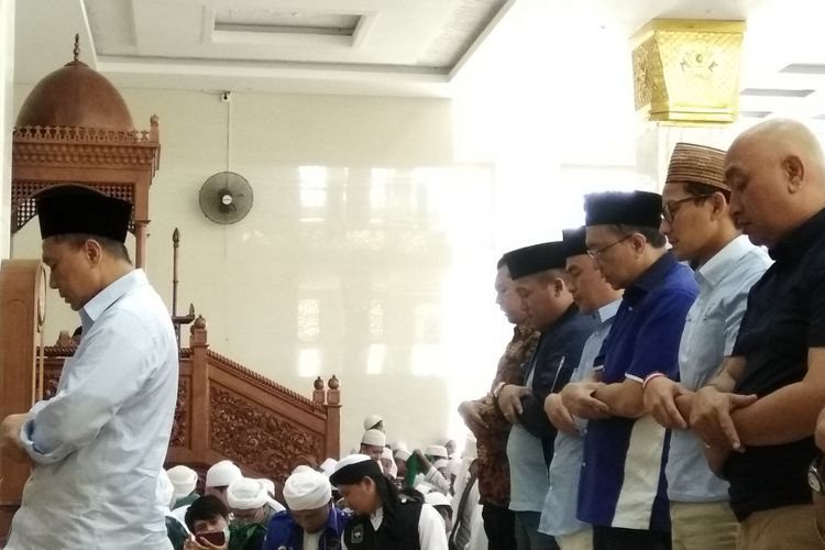 Cawapres nomor urut dua Sandiaga Uno, mengunjungi Ponpes Idrisiyyah, Kabupaten Tasikmalaya, untuk menunaikan sholat zuhur sebelum menuju acara selanjutnya, (15/10/2018) siang. 