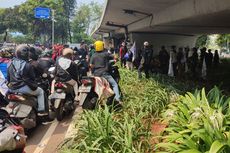 Terjebak Kerumunan Pedemo di DPR, Pengendara Motor Terobos dan Lindas Tanaman di Flyover Ladokgi