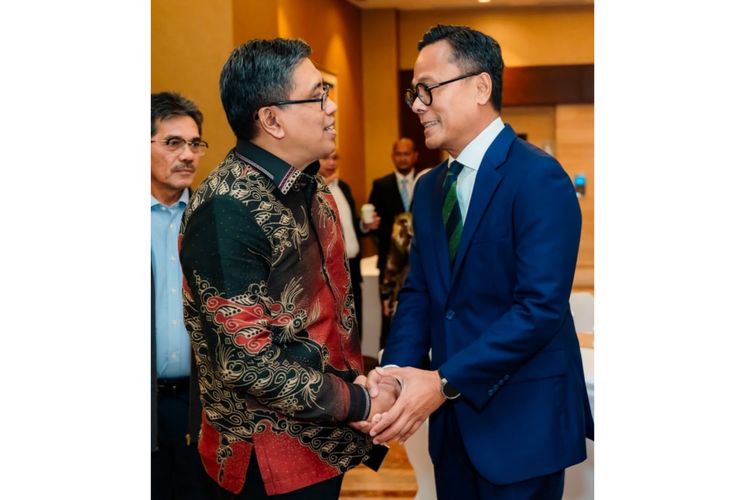Taufan Rahmadi, Senior Vice President (SVP) Brand Management Danantara Asset Management sedang bersalaman dengan Chief Operating Officer (COO) Danantara Dony Oskaria. 