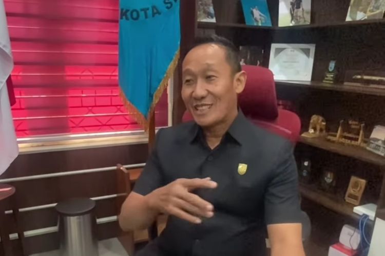 Sekretaris DPC PDI-P Kota Semarang, Kadarlusman di kantornya. 