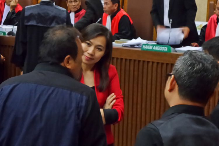 Pengusaha impor daging Basuki Hariman dan Ng Fenny seusai dituntut 11 dan 10,5 tahun penjara di Pengadilan Tipikor Jakarta, Senin (31/7/2017).
