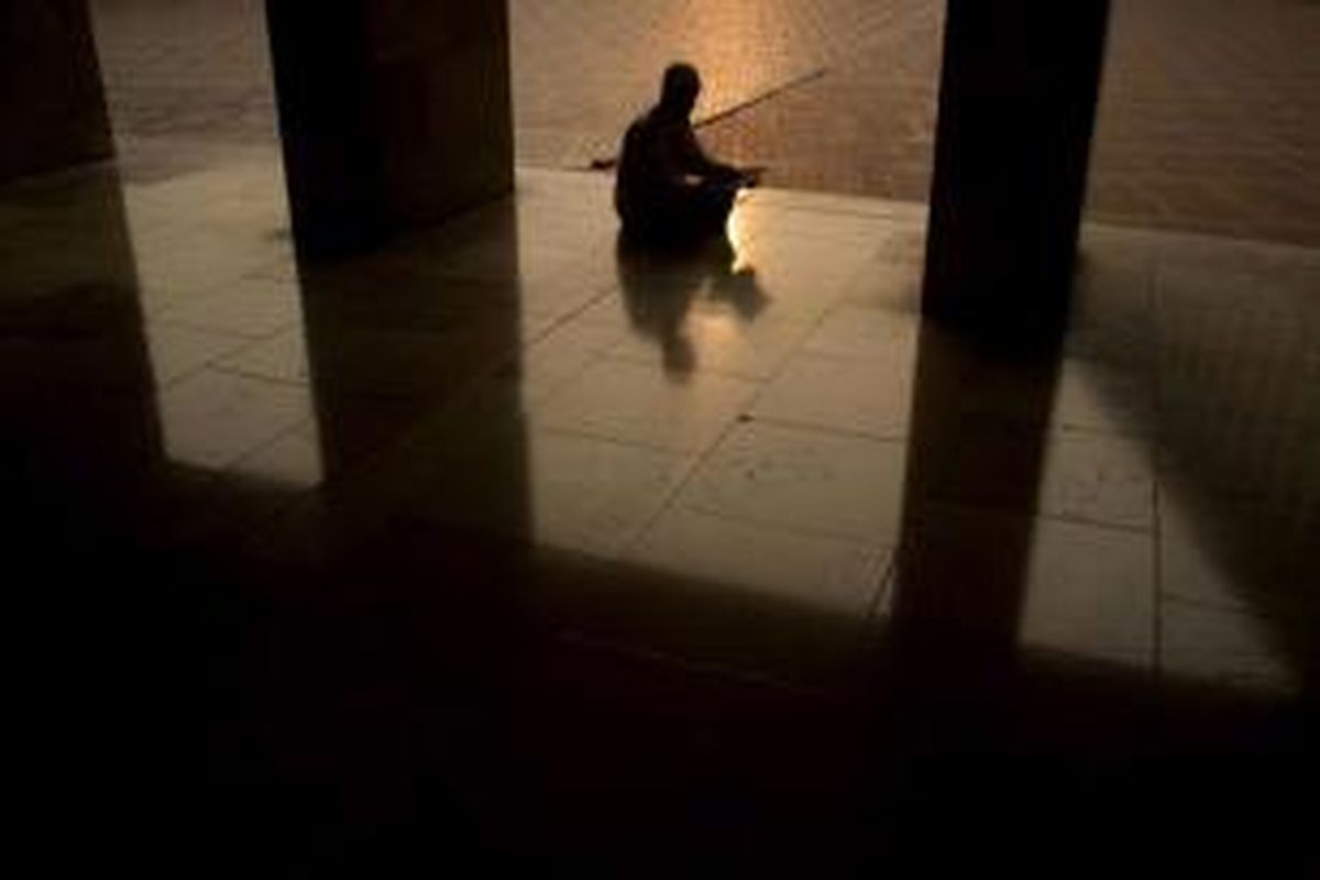 Warga berdiam diri selama puasa usai shalat dzuhur di Masjid Istiqlal, Jakarta, Senin (23/7/2012). Puasa Ramadhan diisi warga dengan kegiatan ibadah di masjid.