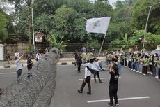Ada Demo Tolak Kenaikan Harga BBM di Depan Istana Kepresidenan Bogor, Polisi Pasang Kawat Berduri