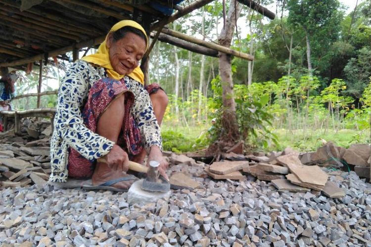 Nenek Siani, Warga Desa Plalangan, Kecamatan Kalisat, Jember, Jawa Timur, Sedang Memecah Batu di Desa Sumberwringin, Kecamatan Sukowono, Jumat (26/5/2017)