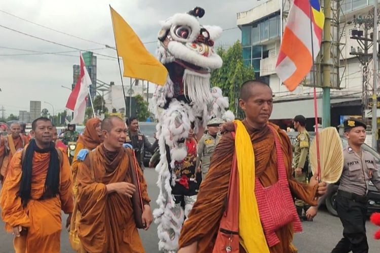 Disambut Barongsai, Biksu Thudong Menginap di Kelenteng Liong Hok Bio Magelang