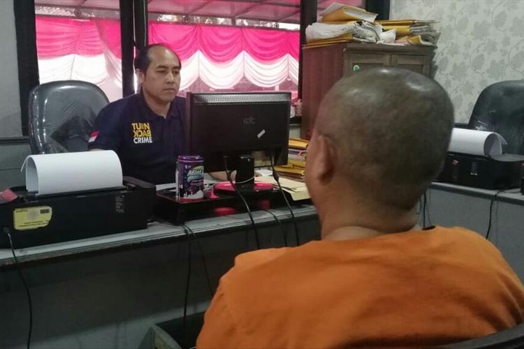 SR, PNS cimahi yang cabuli remaja berkebutuhan khusus, tengah diperiksa oleh petugas kepolisian.