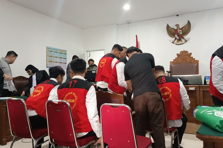 Tundukkan Kepala di Depan Keluarga Korban, 6 Polisi Terdakwa Pengeroyokan Matel hingga Tewas Minta Maaf