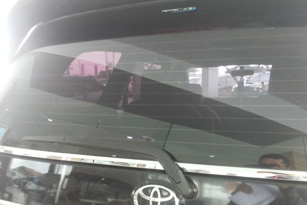 Salah satu mobil yang sudah dilengkapi defogger namun masih memiliki wiper di kaca belakang.